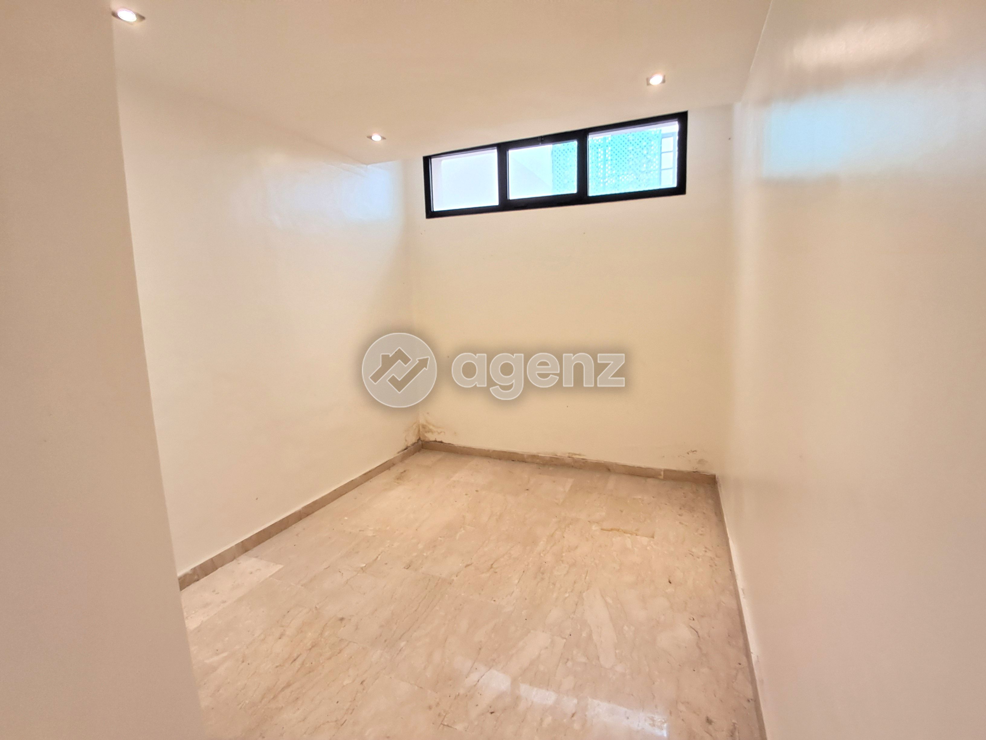 Authentique Appartement de 2 chambres à vendre à Les Hôpitaux — 4