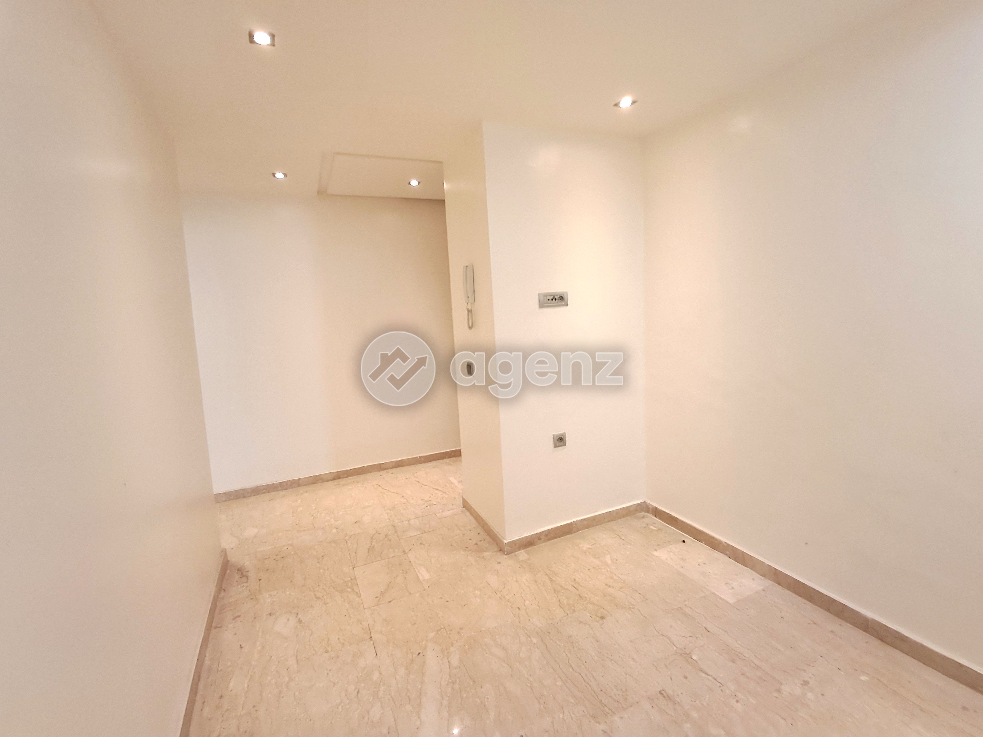 Authentique Appartement de 2 chambres à vendre à Les Hôpitaux — 2