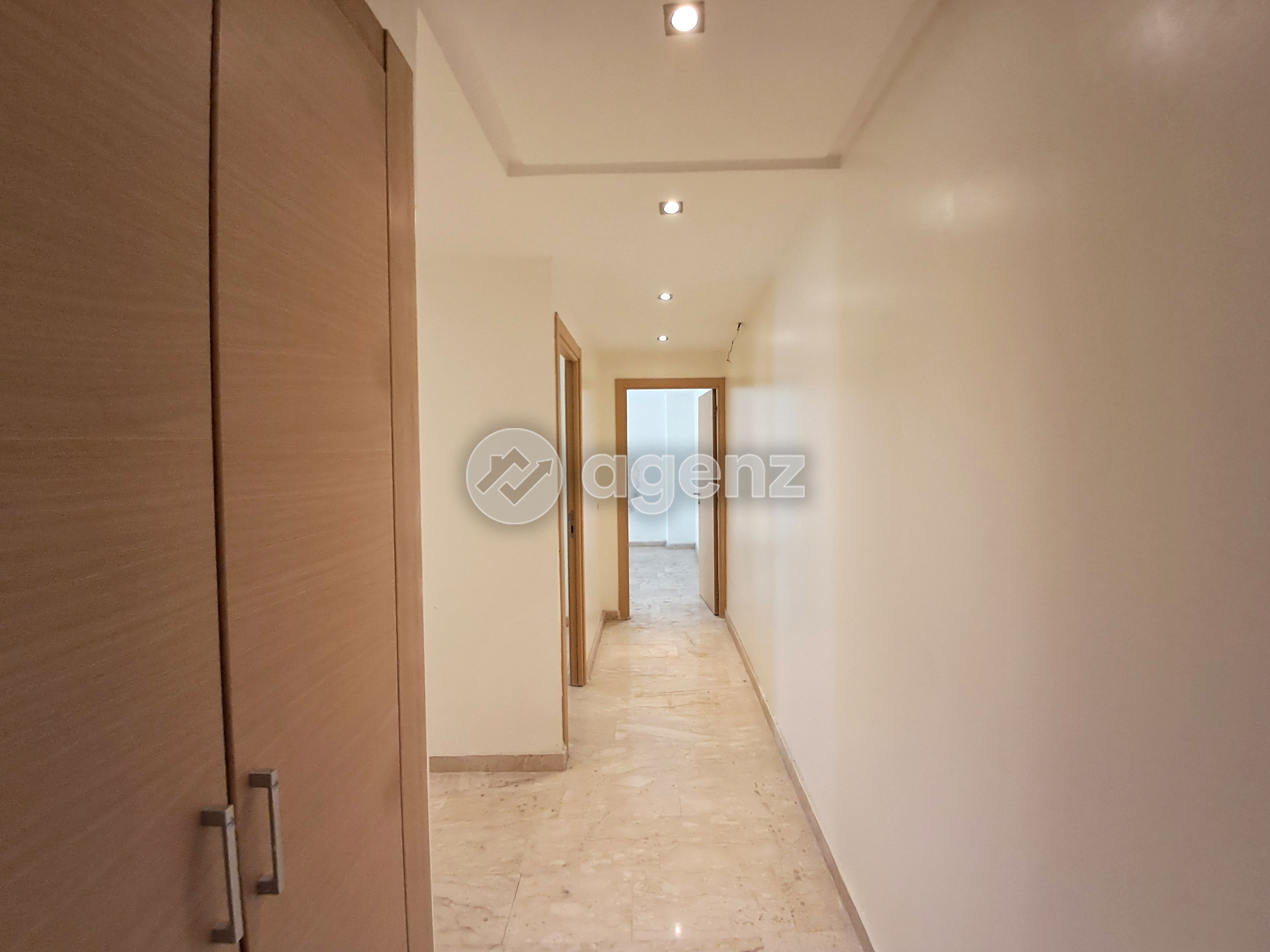 Authentique Appartement de 2 chambres à vendre à Les Hôpitaux — 3
