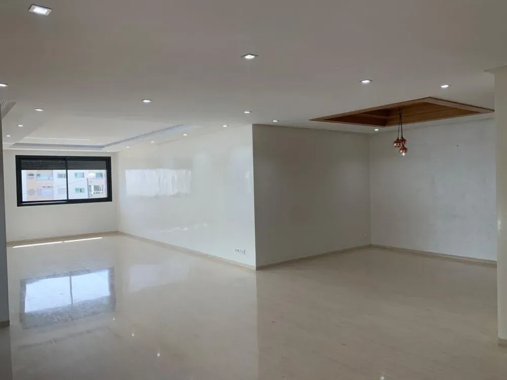 Appartement à louer 18 000 dh 240 m², 3 chambres - Souissi Rabat