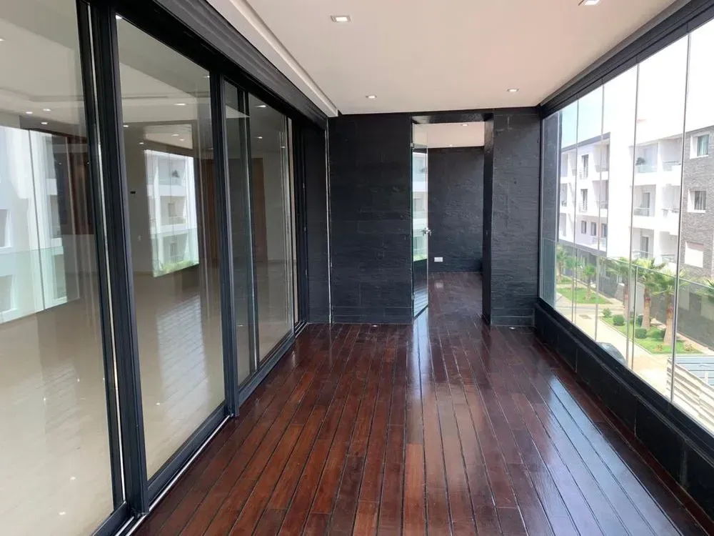 Appartement à louer 18 000 dh 240 m², 3 chambres - Souissi Rabat