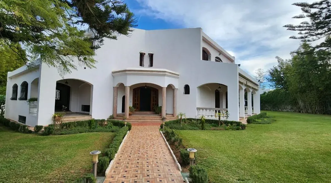Villa for rent 45 000 dh 1 850 sqm, 4 rooms - Souissi Rabat